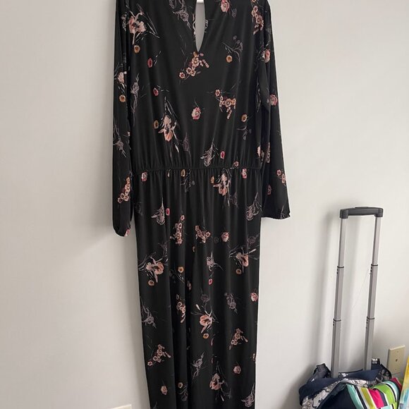 GORGEOUS NWT: Maurices black floral jumpsuit XXL Flattering V Neck Pockets - Picture 6 of 7